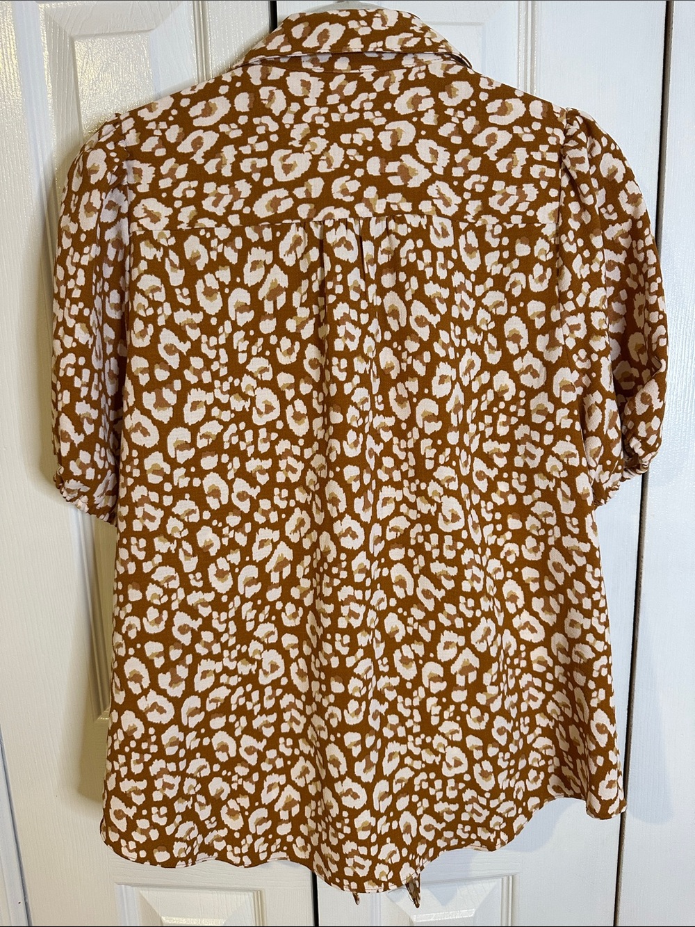 Nine West Rust/Brown & White Leopard-Print Tie-Hem Button-Down Top | M - Picture 5 of 8